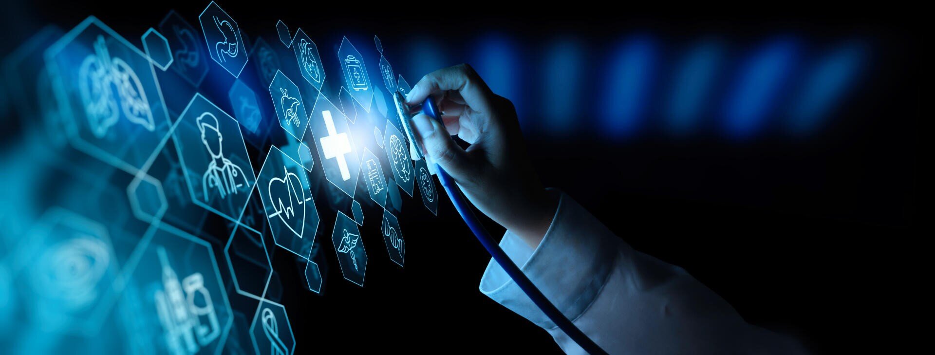 Eine Hand benutzt ein Stethoskop, um mit einem transparenten digitalen Bildschirm zu interagieren, auf dem medizinische Symbole wie ein Kreuz, ein Pillenfläschchen und ein Arzt abgebildet sind, die Gesundheitstechnologie und Innovation symbolisieren.