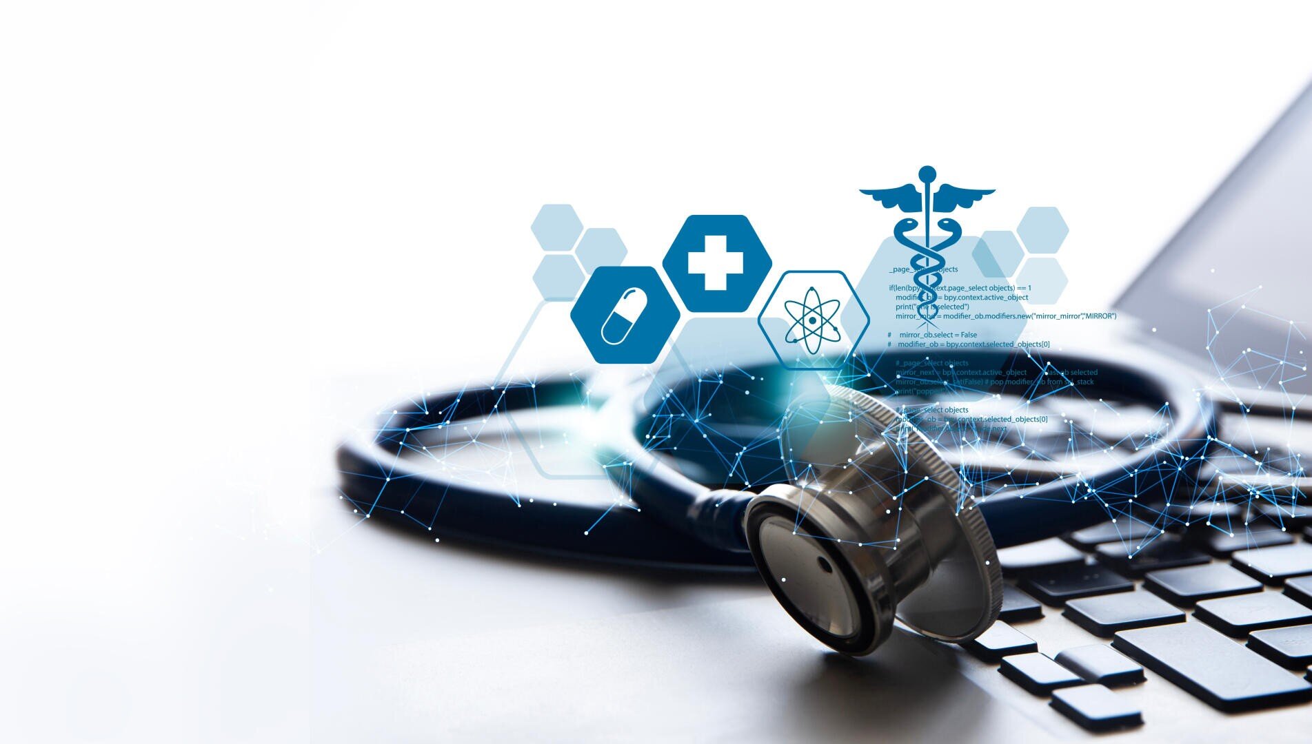 Ein Stethoskop liegt auf einer Laptoptastatur mit medizinischen Symbolen, darunter ein Kreuz, ein Kadukt, eine Pille und ein Atom, die digital überlagert sind und die Integration von Gesundheitswesen und Technologie symbolisieren.