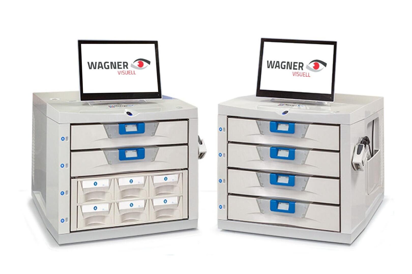 Zwei medizinische Lagerschränke mit Touchscreens auf der Oberseite, die das Wagner Visuell-Logo tragen. Jeder Schrank hat mehrere Schubladen mit blauen Griffen und transparenten Frontplatten. Die Schränke werden für die Organisation von medizinischem Material verwendet.