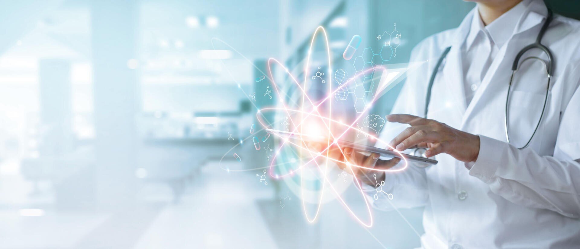 Ein Arzt im weißen Kittel, der ein Tablet benutzt, über dem ein leuchtendes digitales Atom und medizinische Symbole eingeblendet sind, die Technologie und Innovation im Gesundheitswesen symbolisieren.