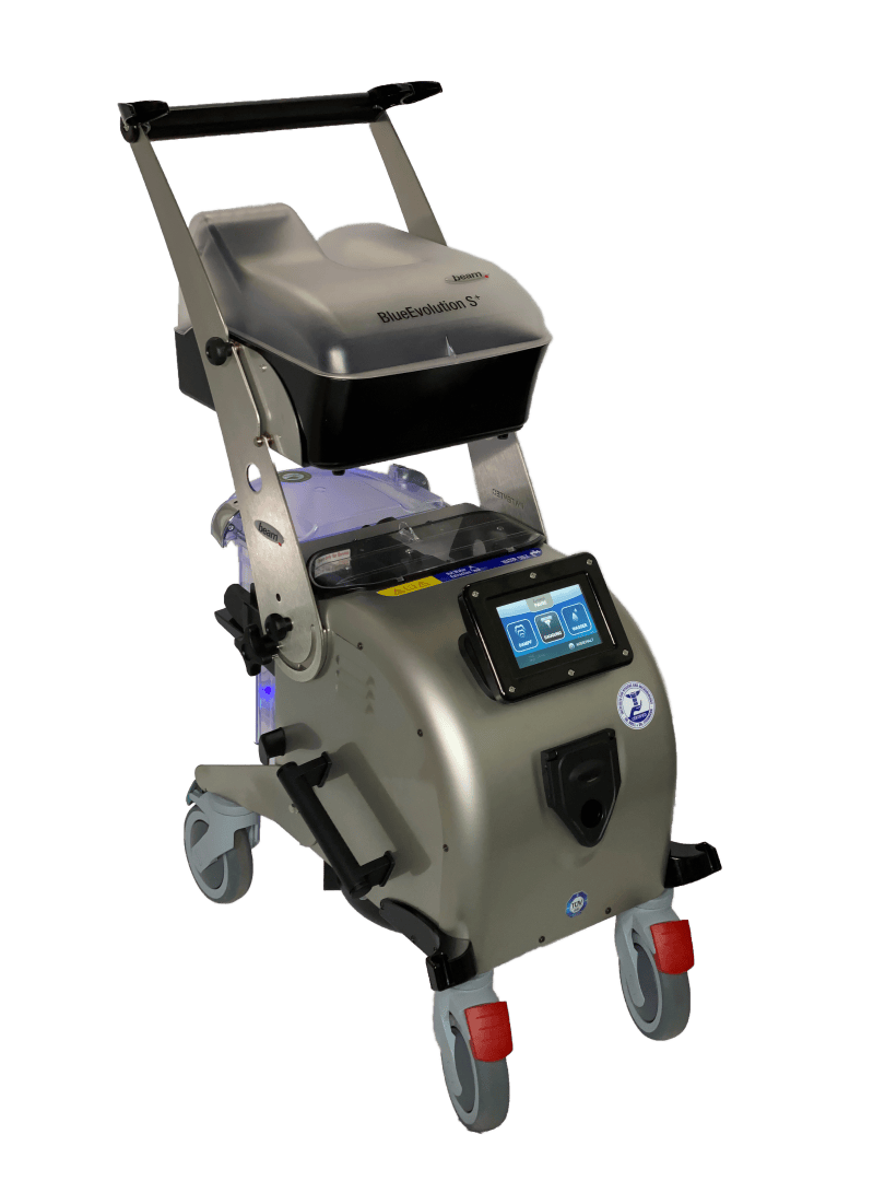 Un appareil médical en acier inoxydable monté sur roulettes, équipé d'un écran tactile, de poignées et d'un compartiment sur le dessus, conçu pour une utilisation automatisée, vraisemblablement à des fins de nettoyage ou de désinfection.
