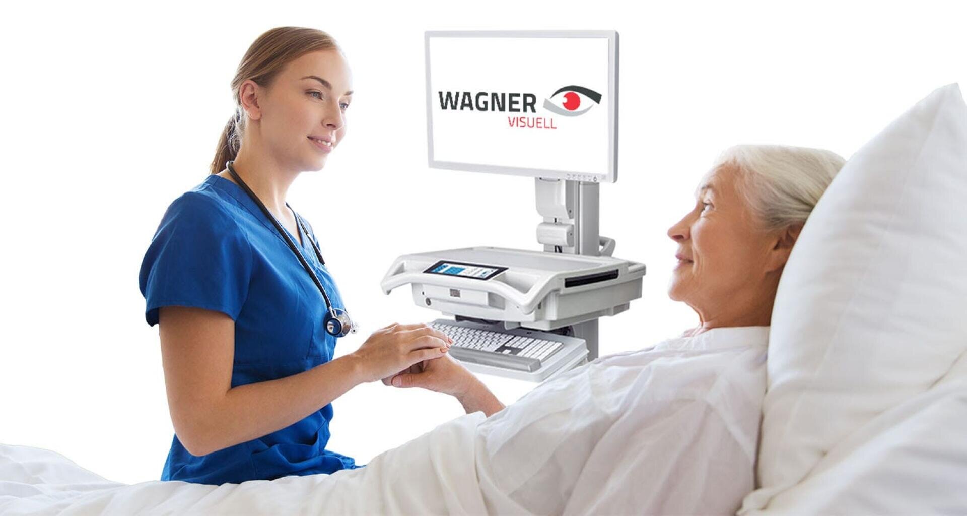 Eine Krankenschwester in blauem Kittel hält die Hand einer älteren Frau, die in einem Krankenhausbett liegt. Im Hintergrund ist ein medizinischer Computerarbeitsplatz mit dem Logo von WAGNER VISUELL zu sehen.