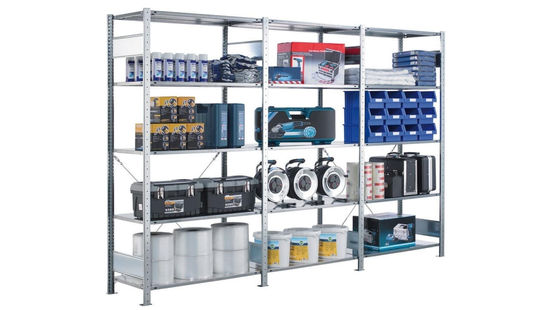 Trois étagères de rangement en métal contiennent divers articles organisés, notamment des boîtes, des canettes, des bacs en plastique, des boîtes à outils, de grandes bobines, des produits de nettoyage et des conteneurs empilés, le tout soigneusement disposé sur un fond blanc.