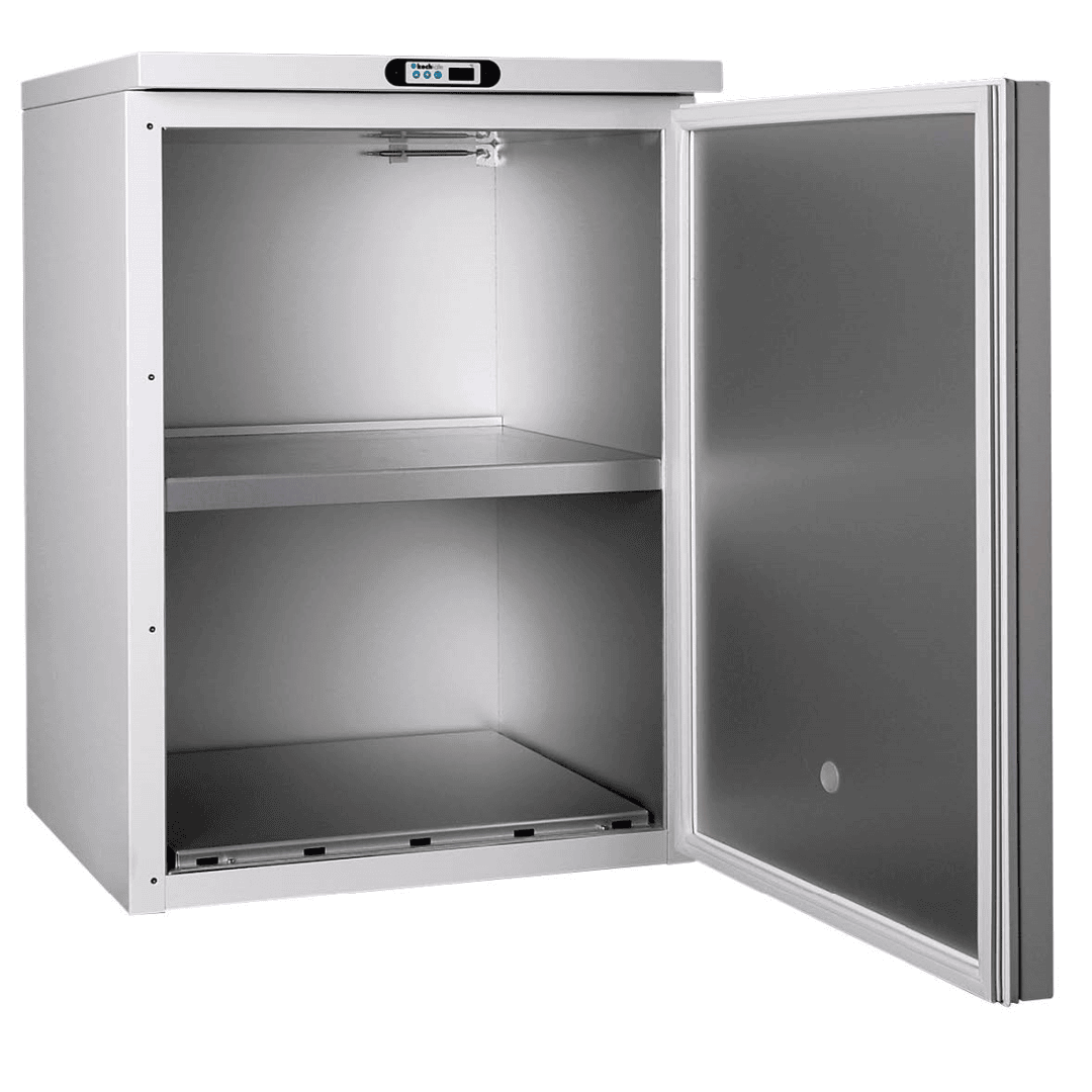 Ein Kühlschrank oder Gefrierschrank aus Edelstahl mit Digitalanzeige, dessen Tür geöffnet ist und der zwei leere Einlegeböden sowie eine schlichte Innentür zeigt.