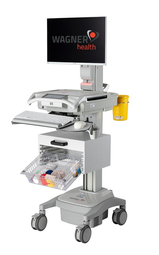 Ein mobiler medizinischer Arbeitsplatz mit Monitor, Tastatur und Schublade für medizinisches Material. Auf dem Bildschirm ist das WAGNER health-Logo abgebildet. Das Gerät ist auf Rädern für einfache Mobilität.