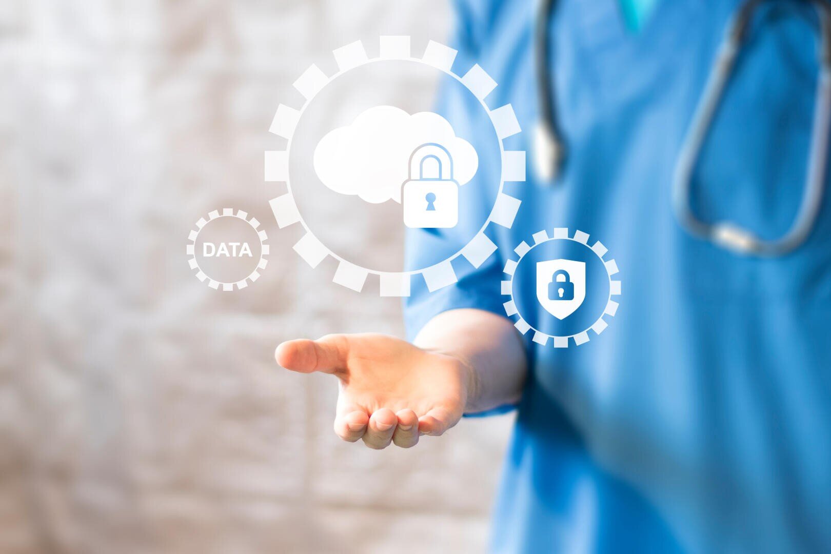 Ein Mitarbeiter des Gesundheitswesens in blauem Kittel hält eine Hand mit schwebenden digitalen Symbolen hoch, darunter eine Wolke mit einem Vorhängeschloss und dem Wort DATA, das die Sicherheit von Cloud-Daten im Gesundheitswesen symbolisiert.