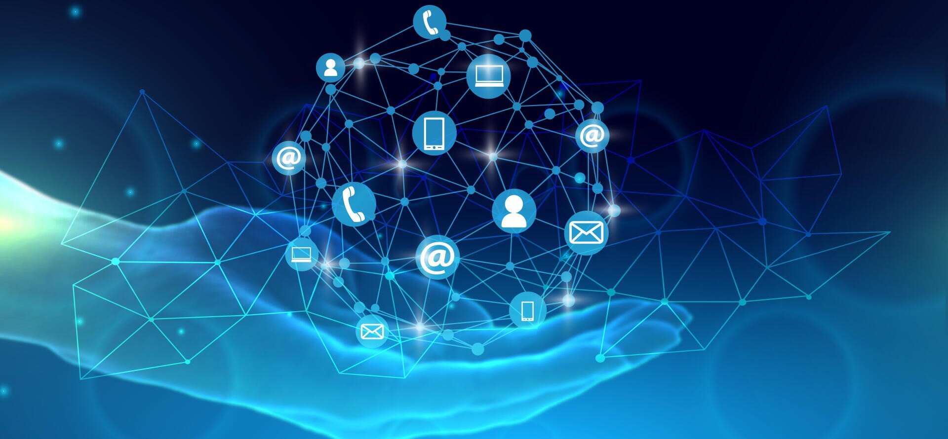 Eine digitale Illustration einer Hand, die eine leuchtende Kugel mit miteinander verbundenen Symbolen hält, die E-Mail, Telefon, Menschen und mobile Geräte darstellen und globale Kommunikations- und Technologienetzwerke symbolisieren.