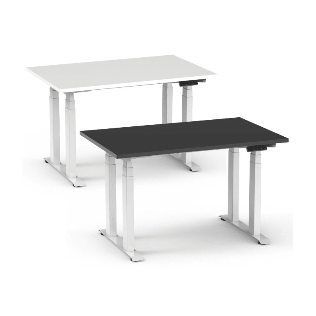Deux bureaux réglables en hauteur, l'un avec un plateau blanc et l'autre avec un plateau noir, tous deux dotés de pieds métalliques blancs, sont placés devant un fond blanc sobre.