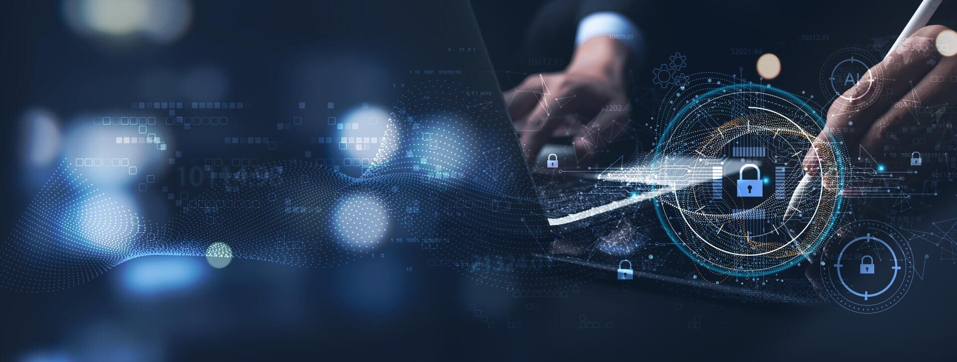 Eine Person verwendet einen Stift auf einem Tablet, auf dem digitale Vorhängeschloss-Symbole, Datengrafiken und Netzwerkverbindungen eingeblendet sind, die Cybersicherheit und Datenschutz symbolisieren. Die Szene ist dunkel mit blauen und weißen Tönen.