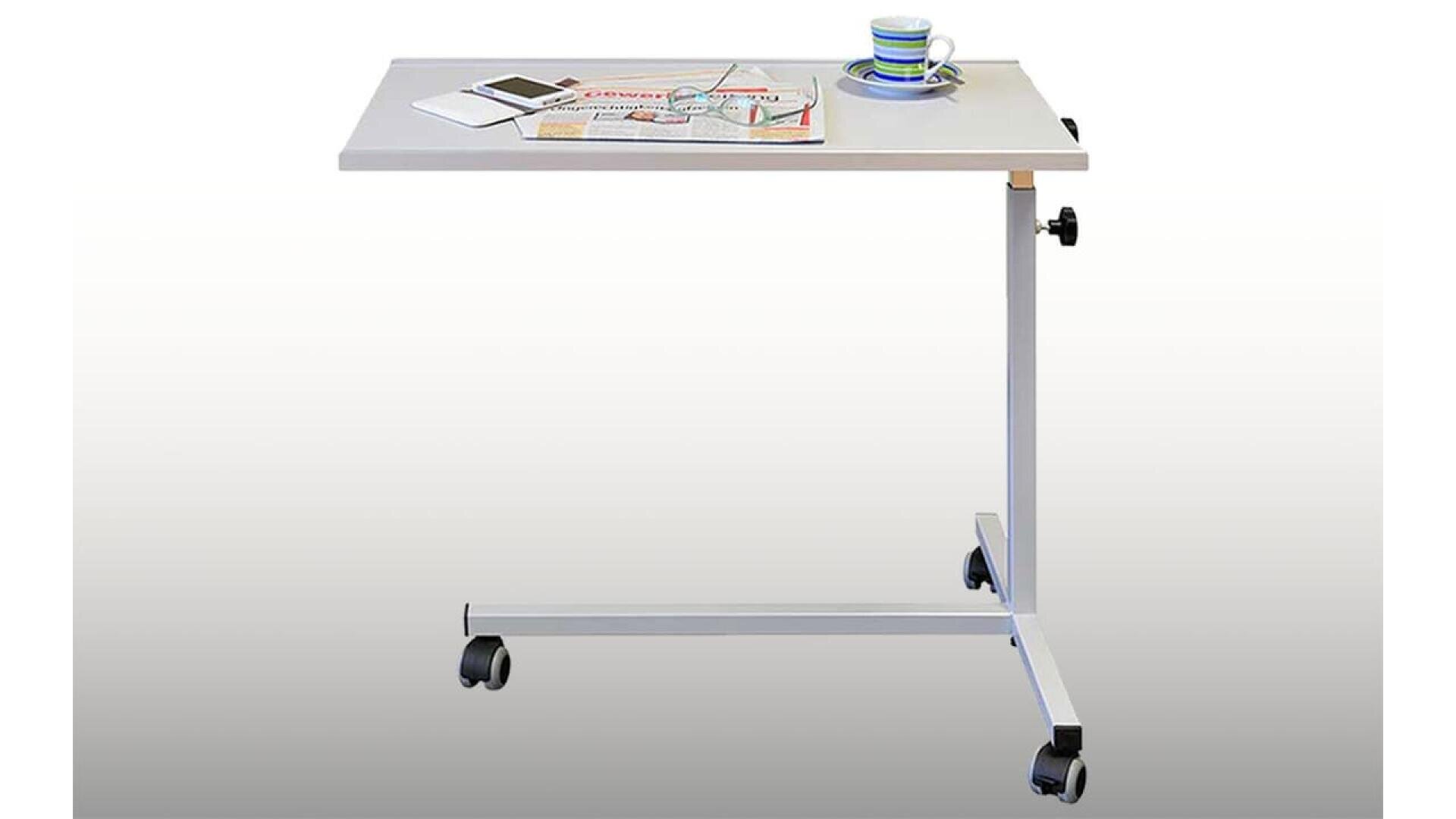 Un bureau mobile, réglable en hauteur, avec un plateau blanc pouvant accueillir un téléphone, des papiers, des lunettes, une tasse et une soucoupe. Le bureau est doté d'un cadre en métal et de roulettes pour faciliter son déplacement.
