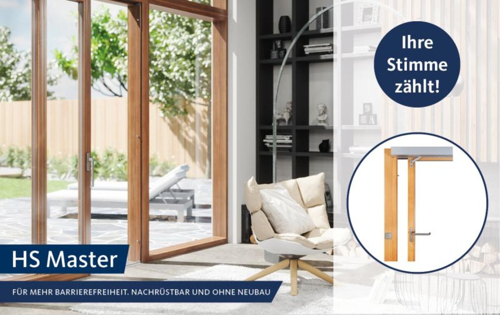 Helles Wohnzimmer mit großen Glasschiebetüren, die auf eine Terrasse führen. Im Raum stehen ein moderner Sessel und eine Stehlampe. Der Text hebt „HS Master“ und „Ihre Stimme zählt!“ hervor, begleitet von einer Abbildung eines Türgriffs.
