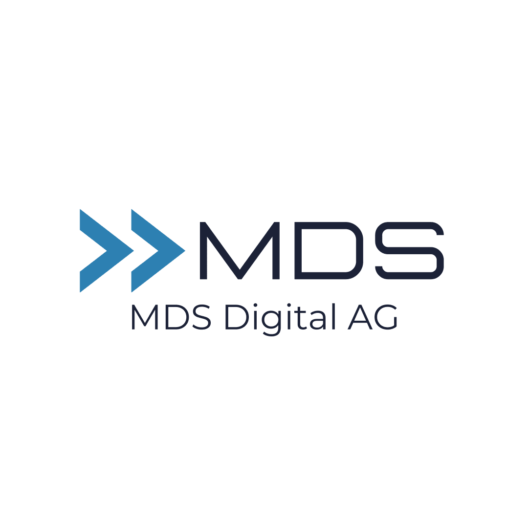 Logo mit zwei blauen, nach rechts zeigenden Pfeilen, gefolgt vom Text „MDS“ in großer schwarzer Schrift. Darunter steht „MDS Digital AG“ in kleinerer schwarzer Schrift. Der Hintergrund ist hellgrau.