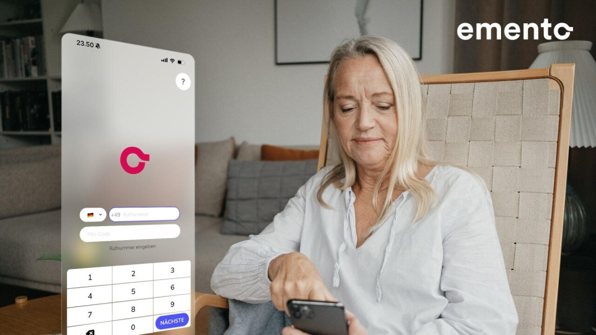 Une femme âgée est assise sur une chaise et utilise un smartphone. À gauche, un écran de connexion mobile est visible, montrant un champ pour le numéro de téléphone, la saisie d'un code PIN et un clavier. Le mot emento apparaît dans le coin supérieur droit.