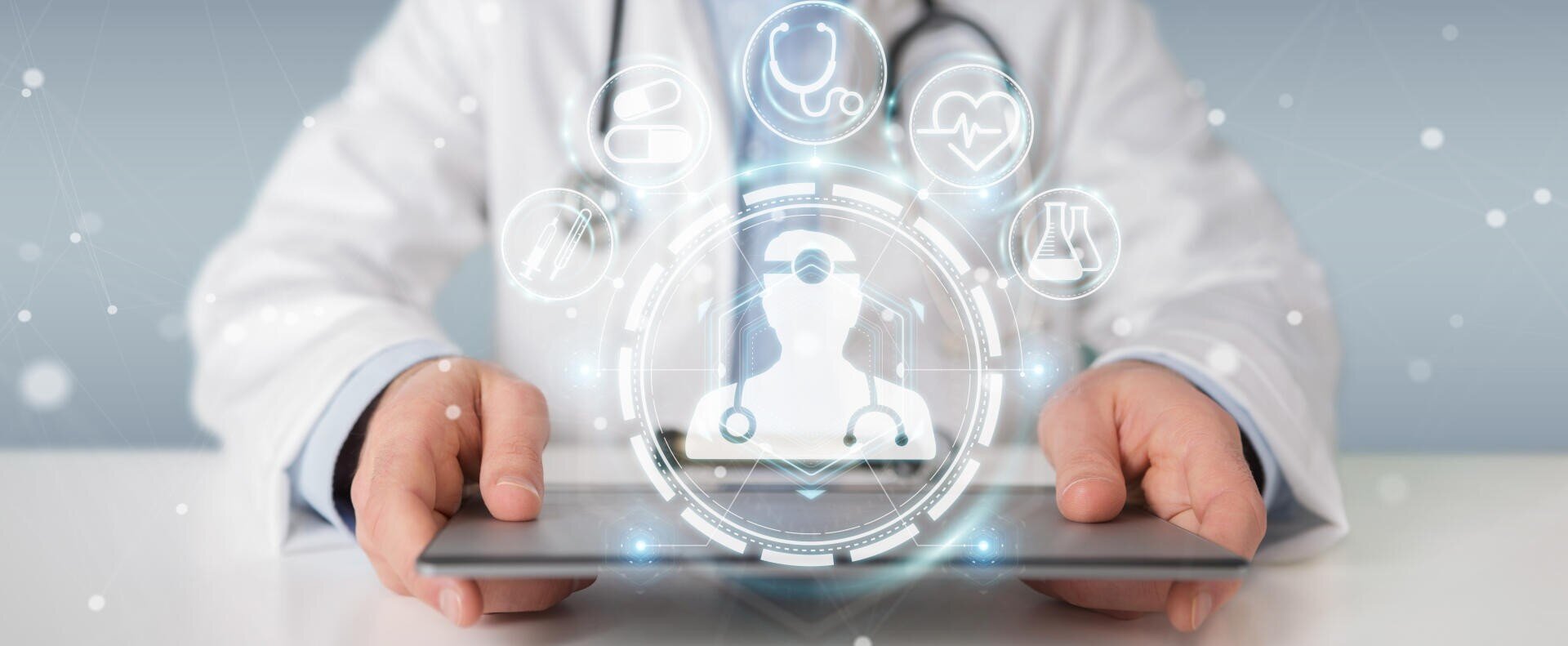 Ein Arzt im weißen Kittel hält ein Tablet in der Hand, darüber schweben digitale Gesundheitssymbole wie ein Stethoskop, ein Herz und Tabletten, die für moderne Medizintechnik und Telemedizin stehen.