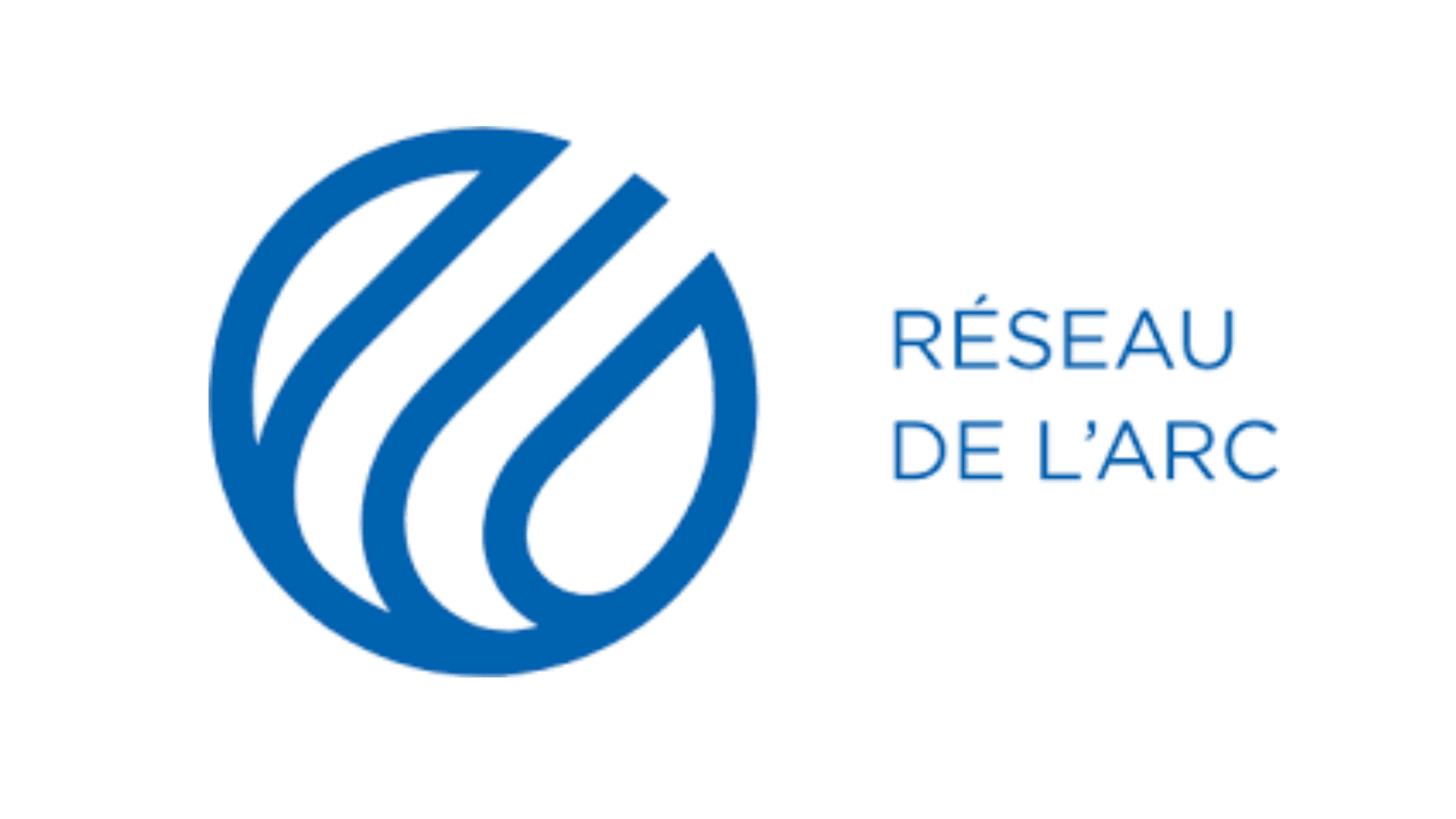 Blaues Logo mit drei geschwungenen Linien, die ein kreisförmiges Muster auf der linken Seite bilden, neben dem Text "RÉSEAU DE L'ARC" in blauen Großbuchstaben auf weißem Hintergrund.