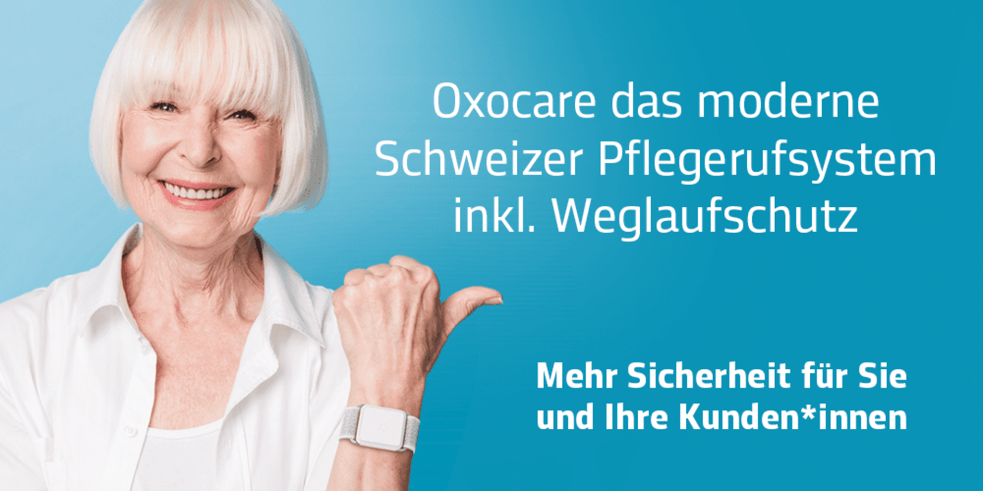 Lächelnde ältere Frau mit kurzen weißen Haaren zeigt nach links. Blauer Hintergrund mit deutschem Text, der für das moderne Schweizer Pflegesystem "Oxocare" und seine Sicherheitsmerkmale für Kunden und Personal wirbt.
