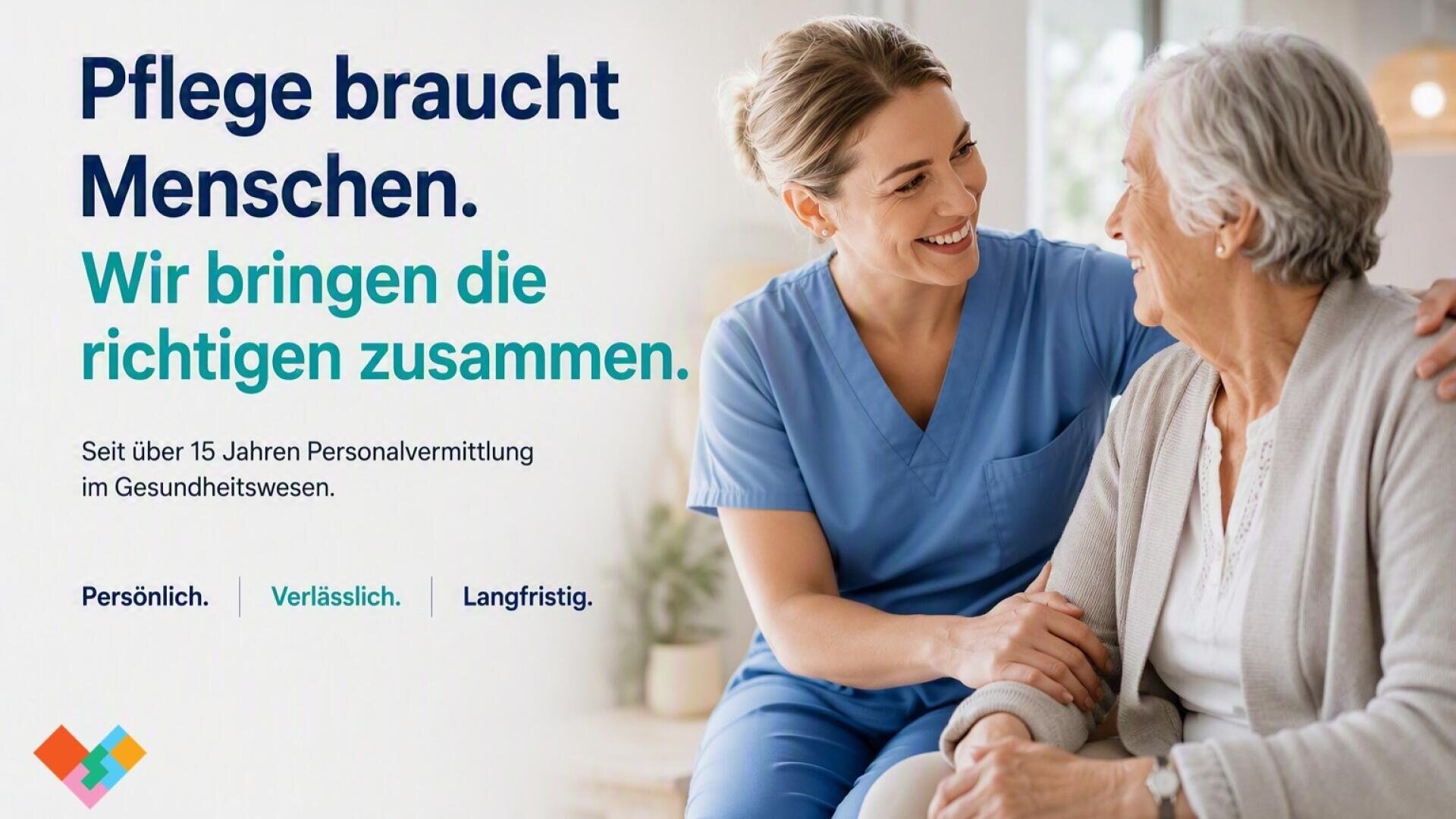 Eine lächelnde Krankenschwester in blauer Arbeitskleidung sitzt neben einer älteren Frau und tröstet sie. Der Text auf Deutsch wirbt für eine langfristige, zuverlässige Personalbesetzung im Gesundheitswesen und betont dabei die Bedeutung persönlicher Beziehungen.