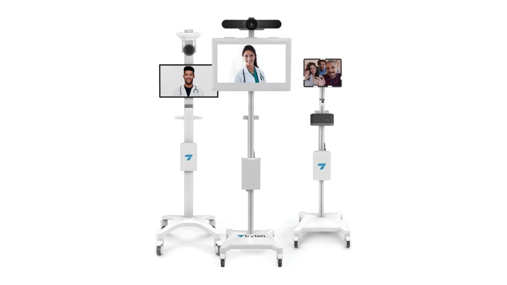 Drei Telemedizin-Roboter mit Bildschirmen, auf denen medizinisches Fachpersonal bei Videogesprächen zu sehen ist; jeder Roboter ist auf einem Ständer mit Rollen montiert und steht vor einem weißen Hintergrund.
