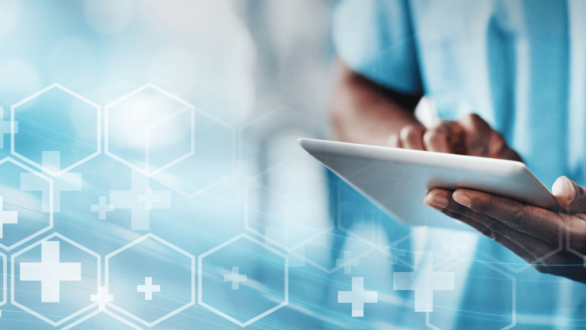 Eine medizinische Fachkraft im Kittel benutzt ein Tablet, wobei digitale medizinische Symbole und Sechsecke das Bild überlagern, die moderne Technologie und Daten im Gesundheitswesen symbolisieren.