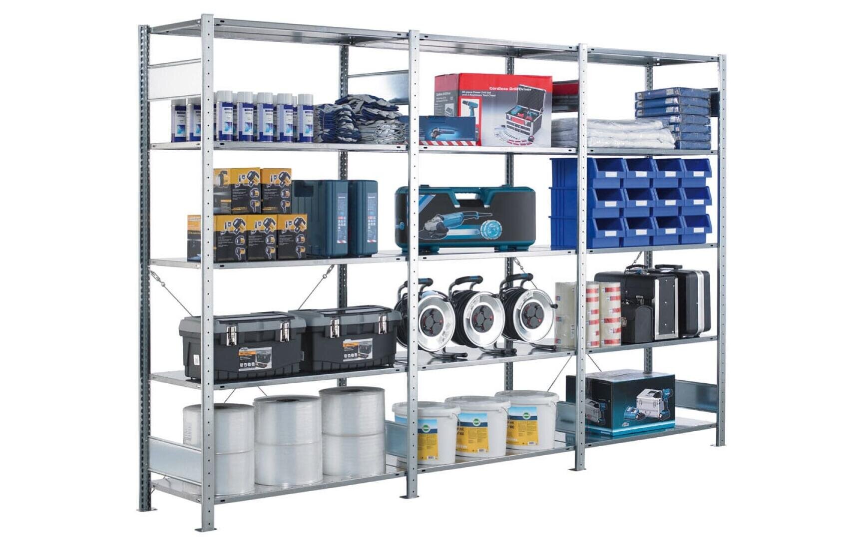 Metallregal, gefüllt mit verschiedenen Gegenständen wie Dosen, Kartons, Kunststoffbehältern, Werkzeugen, Kabeln, Rollen von Verpackungsmaterial und Behältern, die alle ordentlich in Regalen angeordnet sind.