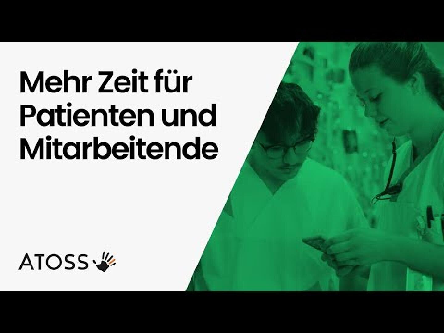 Zwei medizinische Fachkräfte schauen auf ein Smartphone. Der Text auf Deutsch lautet: „Mehr Zeit für Patienten und Mitarbeiter“. Unten ist das ATOSS-Logo zu sehen. Das Bild ist mit einer grünen Überlagerung versehen.
