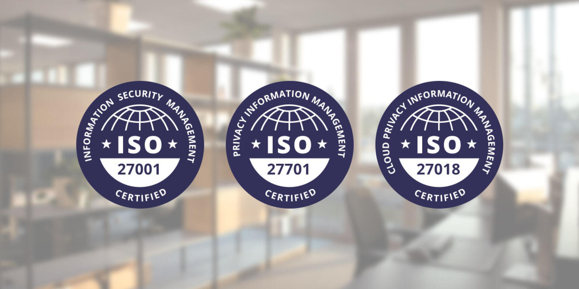 Trois labels de certification ISO – 27001, 27701 et 27018 – sont disposés en rangée sur un fond de bureau flou, mettant en avant les normes relatives à la sécurité de l'information, à la protection des données et à la gestion de la protection des données dans le cloud.