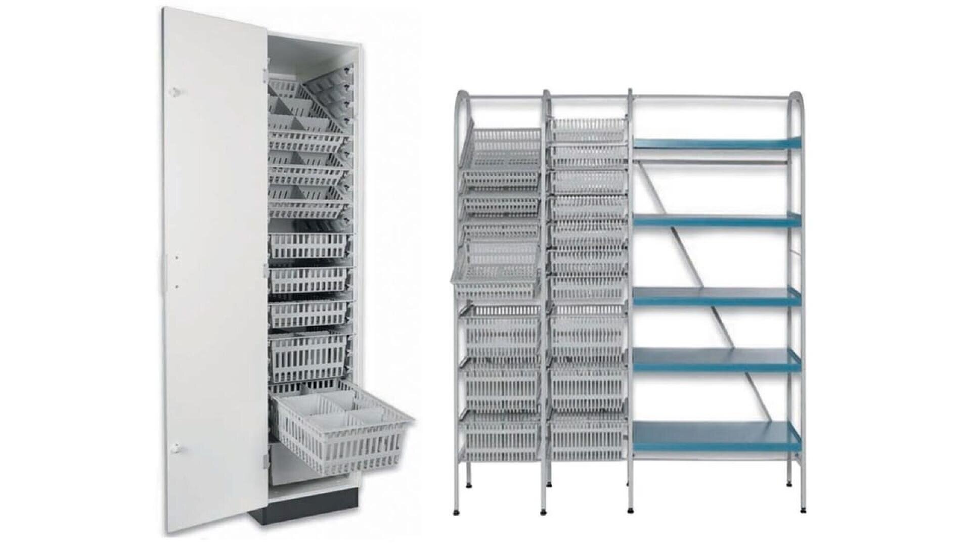 Deux types de meubles de rangement : un grand meuble blanc avec plusieurs paniers en plastique coulissants à l'intérieur, et une étagère métallique avec des paniers en plastique d'un côté et des étagères plates bleues de l'autre.