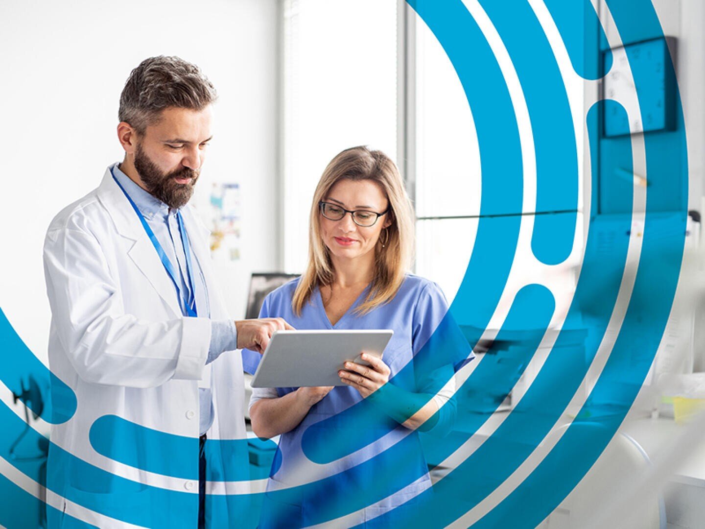 Ein Arzt und eine Krankenschwester besprechen in einer hellen Arztpraxis Informationen auf einem Tablet. Blaue, kreisförmige grafische Elemente überlagern das Bild.