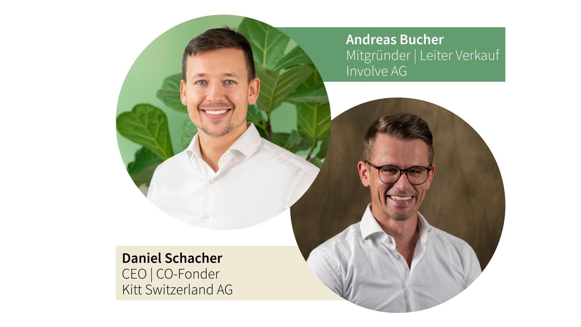 Zwei Männer in weißen Hemden, Andreas Bucher und Daniel Schacher, lächeln. Ihre Namen, Funktionen und Unternehmen sind auf farbigen Rechtecken neben ihren Fotos aufgeführt. Hinter Andreas ist eine grüne Pflanze zu sehen.