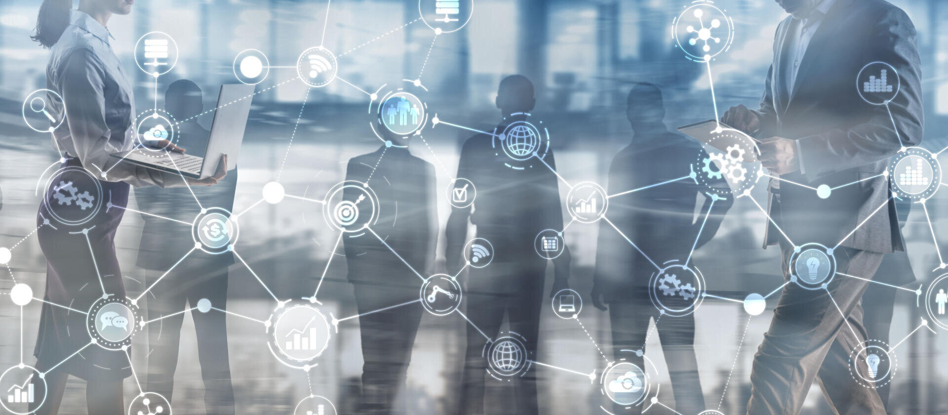 Geschäftsleute stehen und arbeiten mit Laptops in einem modernen Büro, überlagert von miteinander verbundenen digitalen Netzwerksymbolen, die für Technologie, Kommunikation und Datenaustausch stehen.