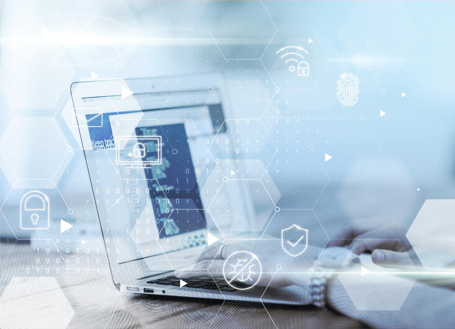 Eine Person benutzt einen Laptop, auf dem transparente Cybersicherheitssymbole wie Vorhängeschlösser, Schutzschilder und ein Fingerabdruck eingeblendet sind, die für Online-Sicherheit, Datenschutz und sicheren digitalen Zugang stehen.