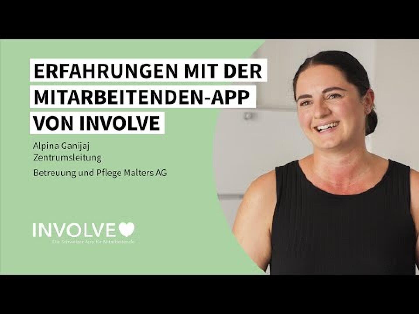 Une femme souriante se tient à côté d'un texte en allemand sur les expériences avec l'application pour collaborateurs d'Involve. L'arrière-plan est à moitié vert et à moitié blanc, affichant le logo Involve et d'autres détails.