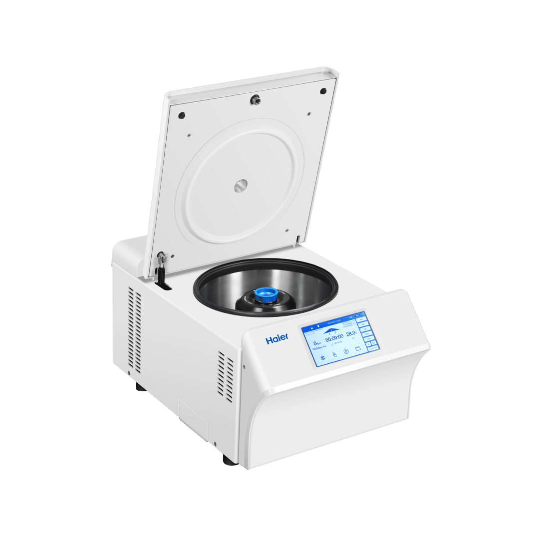 Une centrifugeuse de laboratoire blanche, dont le couvercle est ouvert, à l'intérieur de laquelle on aperçoit un porte-échantillons bleu. Sur la face avant se trouve un écran numérique avec différentes touches de commande et le nom de la marque « Haier ».