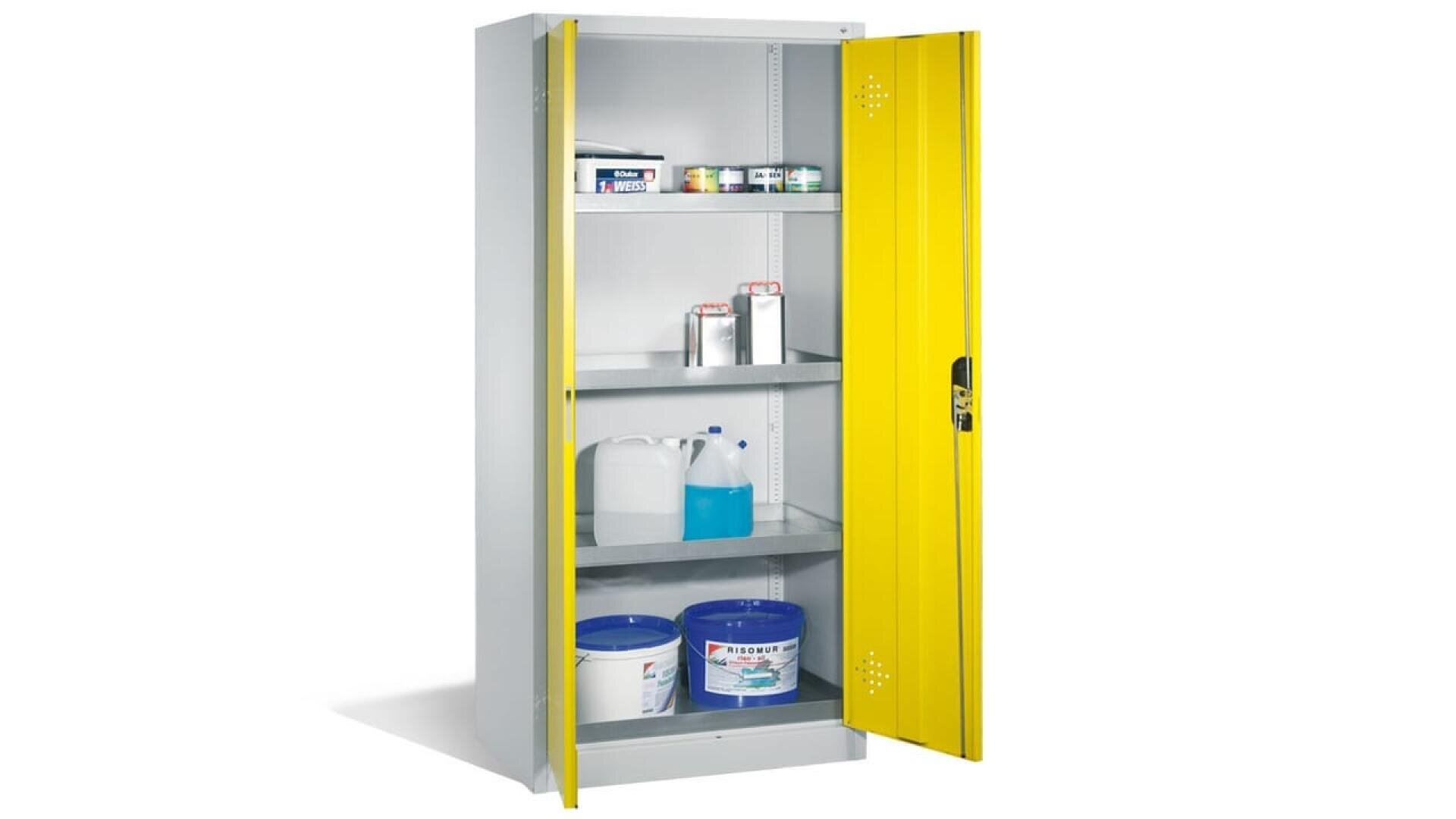 Une haute armoire métallique aux portes jaunes est ouverte, révélant des étagères remplies de divers récipients, bouteilles et canettes de produits chimiques généralement utilisés pour le stockage de matières dangereuses.