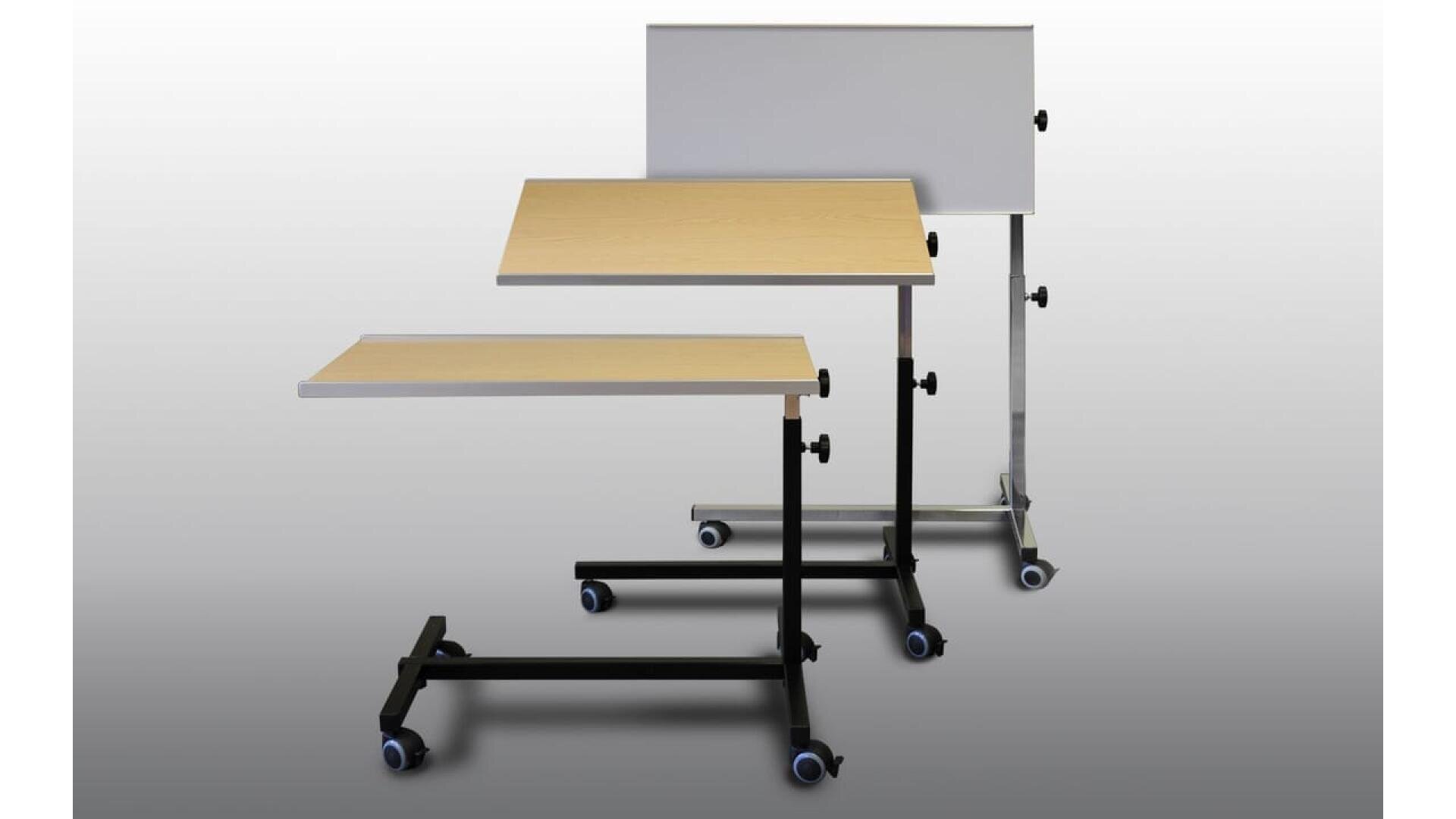 Trois tables réglables sur roulettes avec des châssis noirs sont représentées à différentes hauteurs et sous différents angles. Les plateaux des tables sont en bois clair et blanc, et chaque table est équipée de boutons permettant de régler la hauteur et l'inclinaison. L'arrière-plan est un dégradé uni.