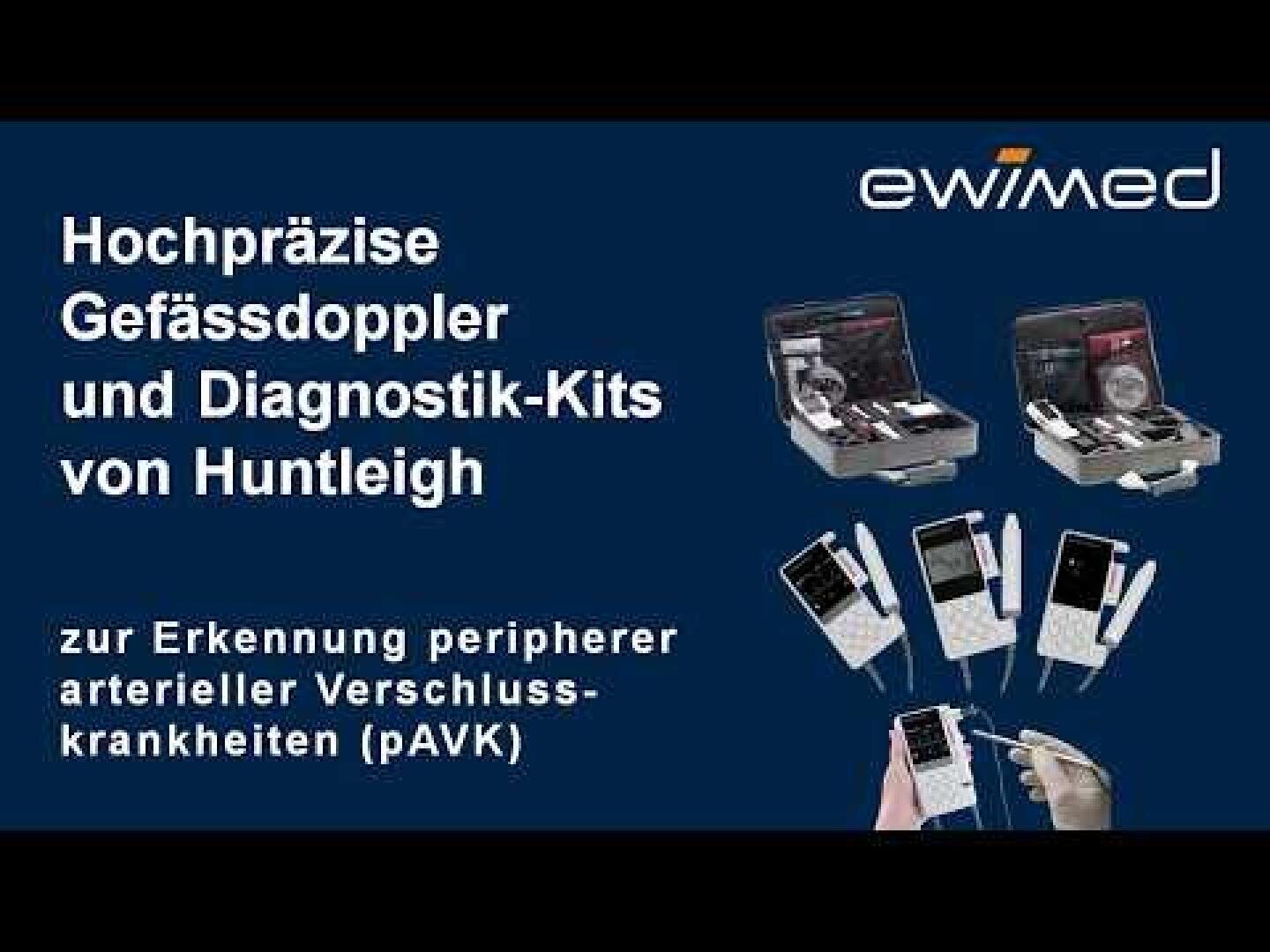 Deutscher Werbetext für hochpräzise vaskuläre Doppler-Geräte und Diagnosekits von Huntleigh zur Erkennung peripherer arterieller Verschlusskrankheiten. Das Bild zeigt medizinische Geräte und Kits vor blauem Hintergrund mit dem „ewimed“-Logo.
