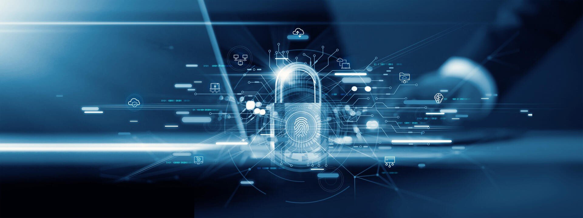 Ein digitales Schloss mit einem Fingerabdrucksymbol, umgeben von Technologie- und Cybersicherheitssymbolen, die für den Datenschutz stehen, erscheint vor einem unscharfen Hintergrund einer Person, die einen Laptop benutzt. Das Bild hat ein blaues Farbschema.
