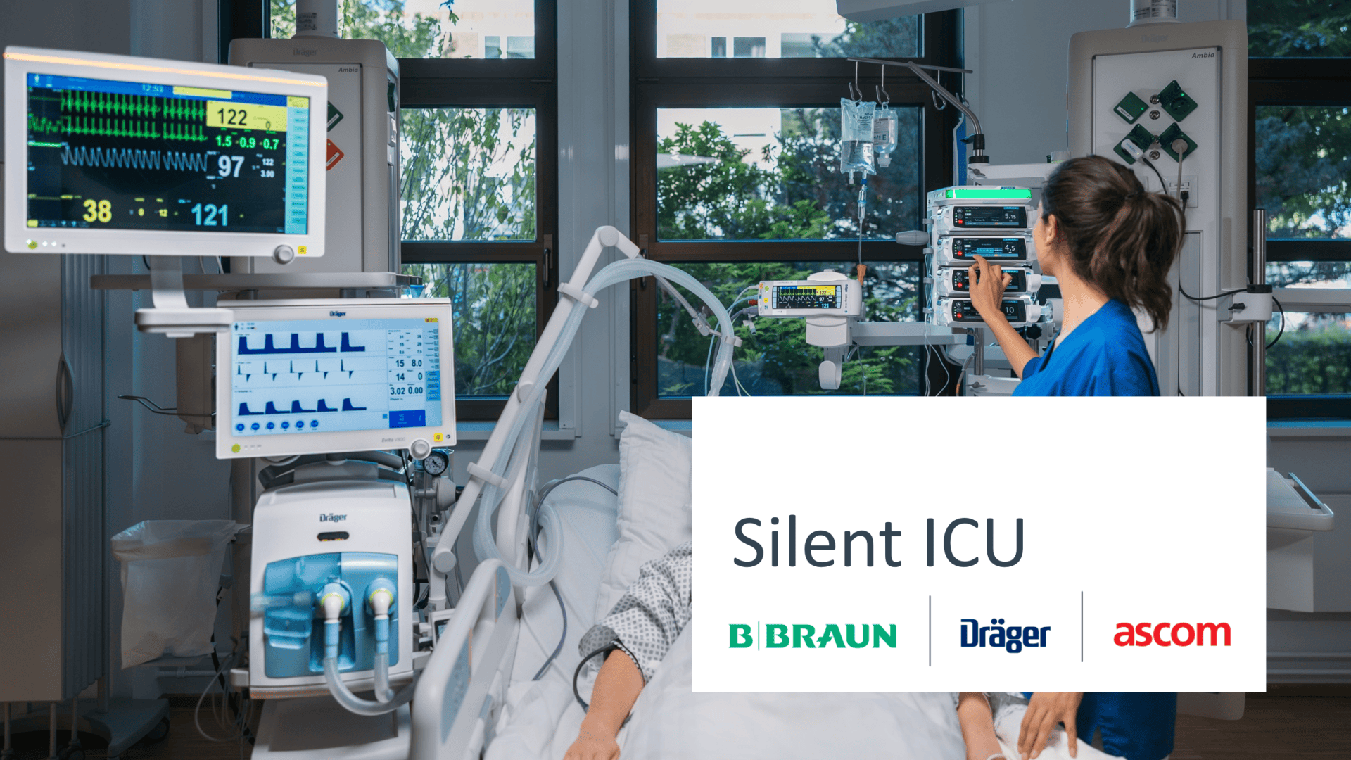 Ein Mitarbeiter des Gesundheitswesens stellt neben einem Patienten in einem Intensivzimmer, das mit Monitoren voller Datenanzeigen ausgestattet ist, Geräte ein. Der Text im Bild lautet: „Silent ICU – B. Braun, Dräger, ascom“.