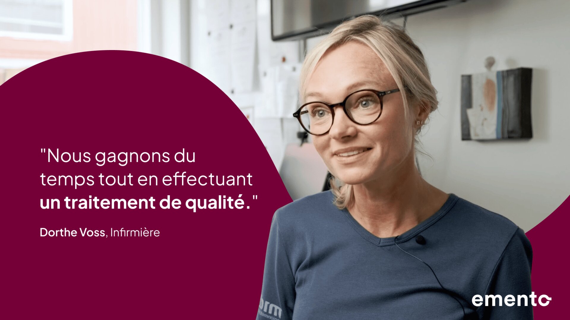 Une femme souriante avec des lunettes et une queue de cheval se tient à l'intérieur. À côté d'elle, un texte en français indique : "Nous gagnons du temps tout en effectuant un traitement de qualité : Nous gagnons du temps tout en effectuant un traitement de qualité. Dorthe Voss, Infirmière. Le logo d'emento se trouve en bas à droite.