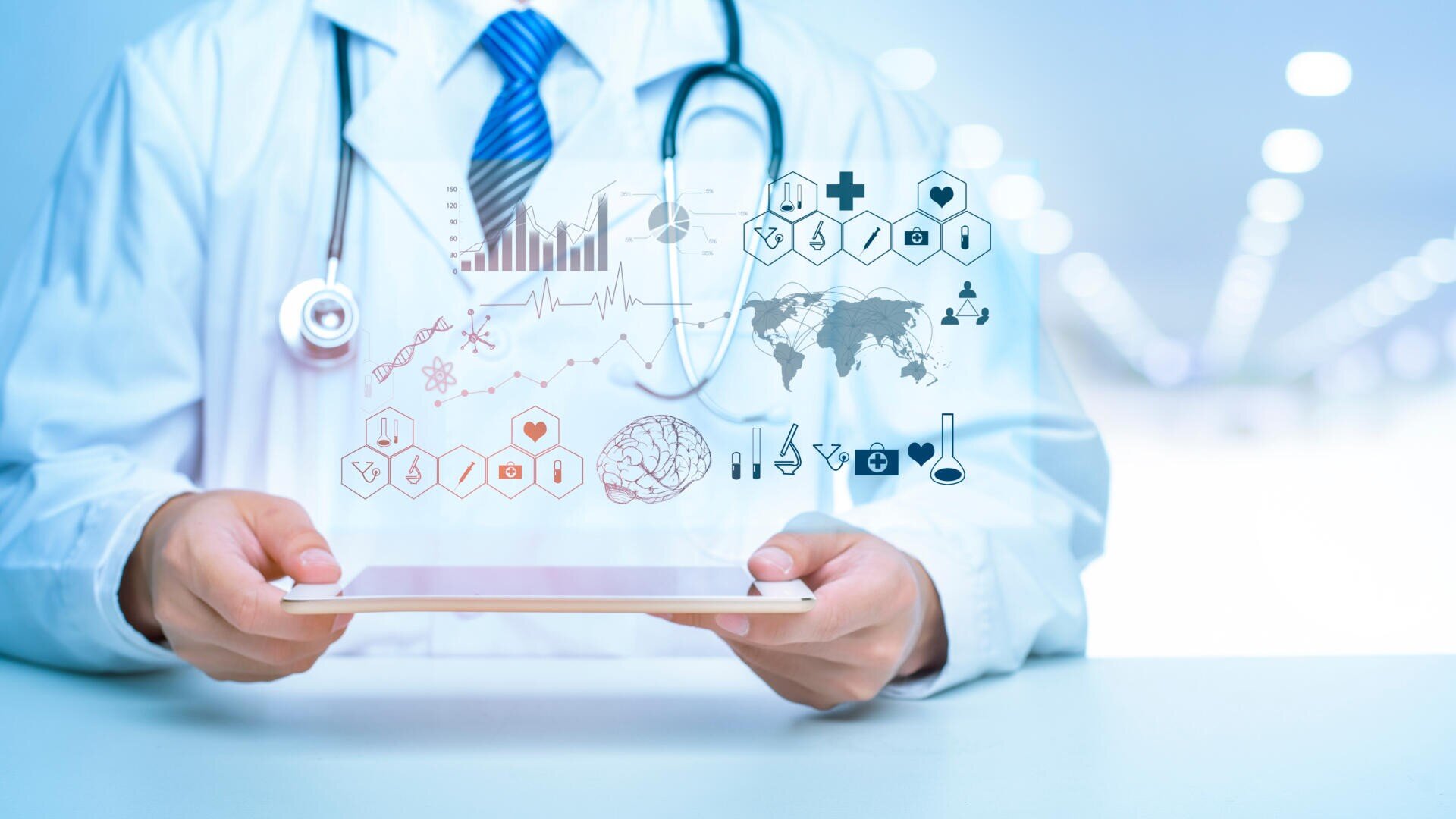 Ein Arzt in weißem Kittel und mit Stethoskop hält ein Tablet, über dem medizinische Symbole und digitale Grafiken wie Diagramme, ein Herz und eine Weltkarte schweben, die die moderne Gesundheitstechnologie symbolisieren.