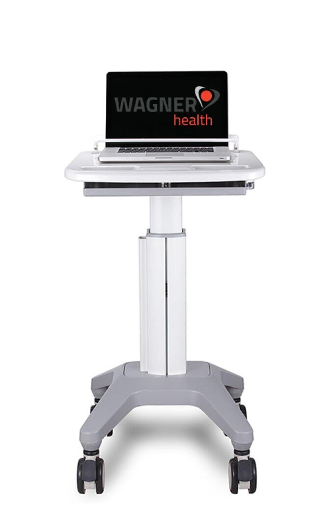 Ein rollbarer Medizinwagen mit einem Laptop darauf, auf dem das WAGNER-Health-Logo zu sehen ist. Der Wagen hat eine weiße Oberfläche, ist höhenverstellbar und verfügt über vier Lenkrollen.