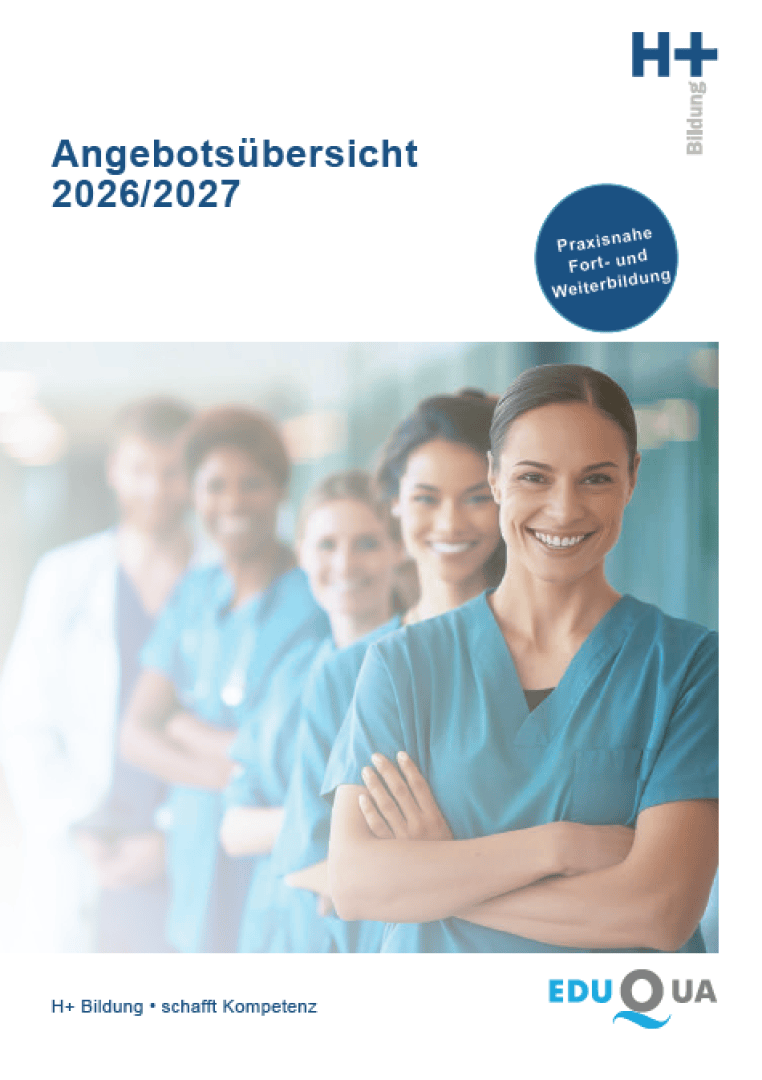 Un groupe de professionnels de santé souriants, vêtus de tenues chirurgicales, se tient debout côte à côte ; au premier plan, on aperçoit une femme. La page de couverture présente des informations sur les offres de formation proposées par H+ Bildung pour l'année 2026/2027.