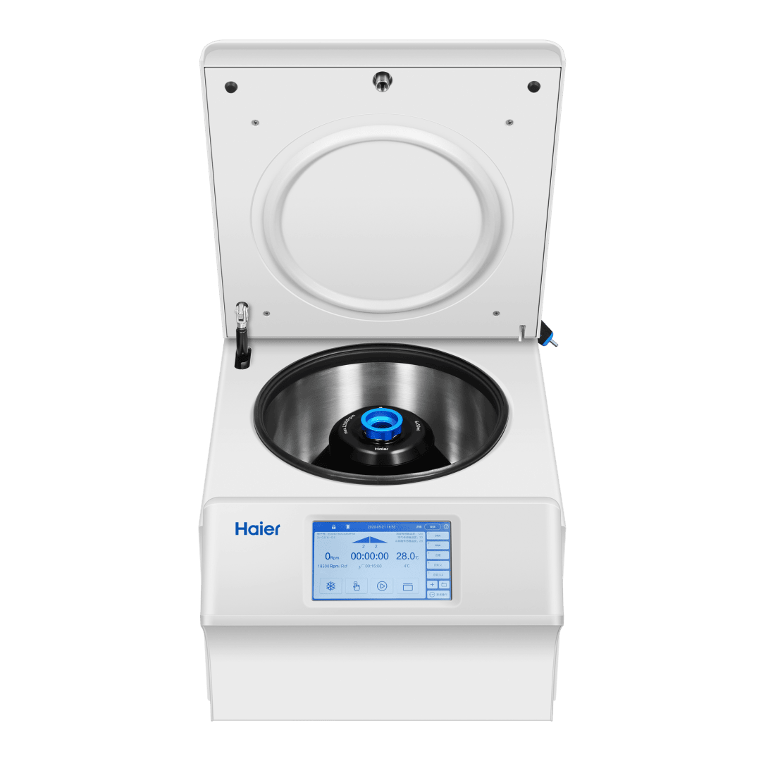 Une centrifugeuse de laboratoire blanche dont le couvercle est ouvert, à l'intérieur de laquelle on aperçoit un rotor métallique. À l'avant se trouve un écran numérique avec des caractères bleus et des touches. En bas à gauche, on peut lire le nom de la marque « Haier ».
