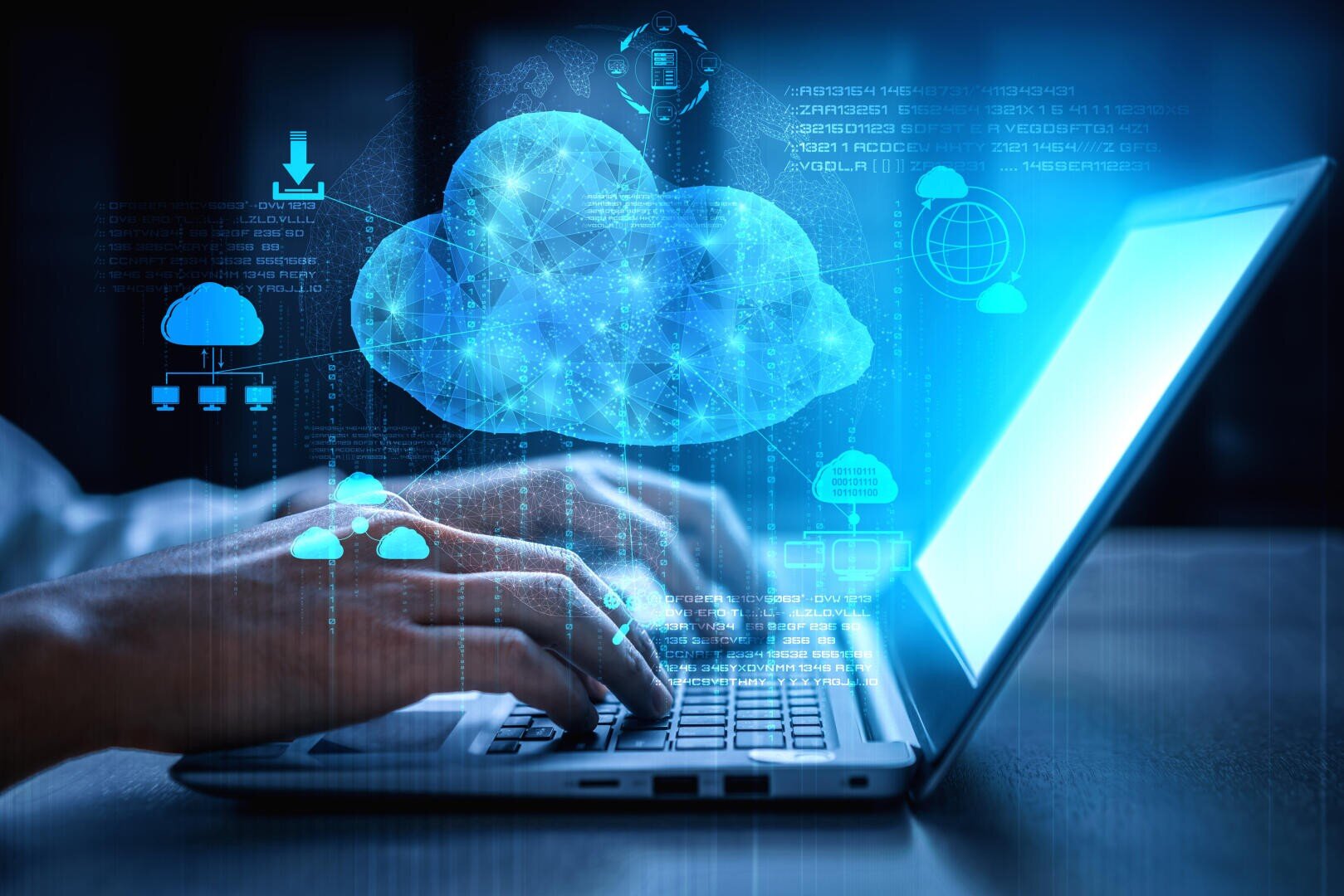 Die Hände tippen auf einem Laptop mit einer digitalen Cloud-Computing-Grafik, die Datenübertragung und Cloud-Technologie darstellt, umgeben von Symbolen und Code.