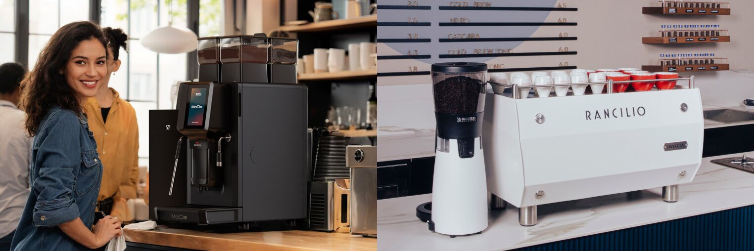 Une femme sourit à côté d'une machine à café moderne dans un café, tandis que, sur le côté droit de l'image, on aperçoit une machine à expresso Rancilio et un moulin à café posés sur un comptoir où sont empilées des tasses.