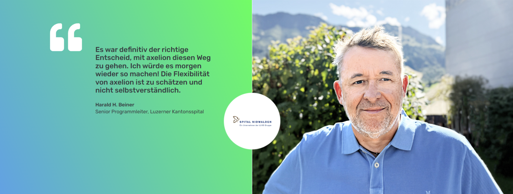 Ein Mann mit grauen Haaren und Bart lächelt im Freien. Neben ihm steht ein Zitat auf Deutsch über die Vorteile von Axelion. Im Hintergrund sind Berge, blauer Himmel und ein Krankenhauslogo zu sehen.